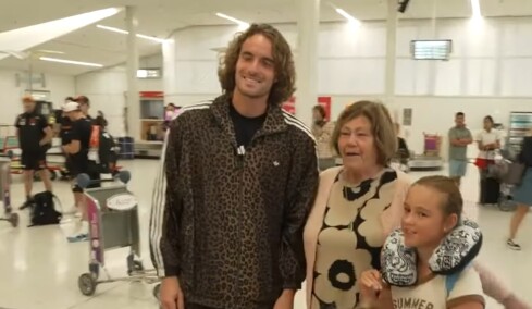 Έκλεψε την παράσταση με την λεοπάρ του φόρμα στην Αδελαΐδα ο Τσιτσιπάς: Ο κόσμος έσπευσε να φωτογραφηθεί μαζί του, βίντεο