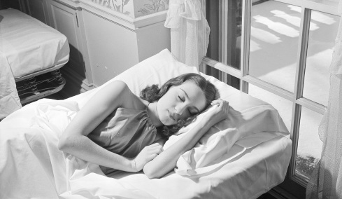 Τι αποφεύγουν πριν από τον ύπνο όσοι κοιμούνται πραγματικά καλά το βράδυ
