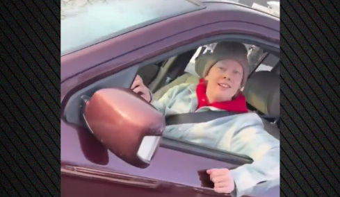 Νέο βίντεο από τη Μινεάπολη: «Δεν πειράζει, φίλε, δεν σου έχω θυμώσει» λέει σε πράκτορα της ICE η 37χρονη πριν την πυροβολήσουν