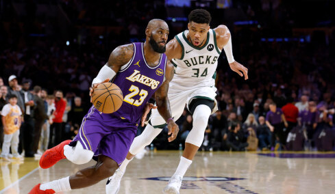 Ο Αντετοκούνμπο ζήτησε και πήρε τη φανέλα του Λεμπρόν Τζέιμς: «Μπορεί να είναι το τελευταίο παιχνίδι που παίζουμε ο ένας απέναντι στον άλλο»