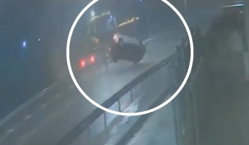 «Δεν έβλεπα τίποτα και με πήρε ο αέρας»: Η μαρτυρία της οδηγού του οχήματος που ανατράπηκε από τον αέρα στην Ηλεία