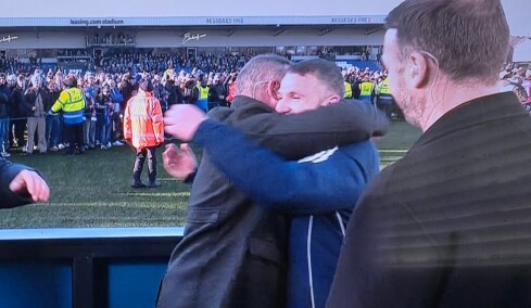 Η αγκαλιά του Γουέιν Ρούνεϊ στον αδερφό του Τζον, προπονητή της Μάκλσφιλντ που απέκλεισε την Κρίσταλ Πάλας από το FA Cup