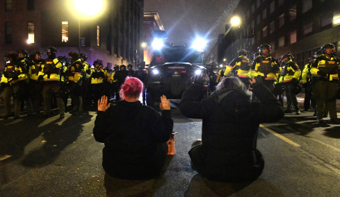 ΗΠΑ: Συλλήψεις 29 ατόμων σε διαδήλωση στη Μινεάπολη για το θανάσιμο πυροβολισμό της 37χρονης από πράκτορα της ICE