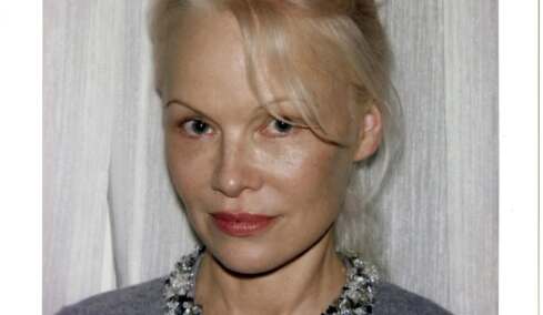 Η Pamela Anderson επέστρεψε στο χαρακτηριστικό πλατινέ ξανθό της
