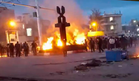 Έτοιμος ο Τραμπ να παρέμβει στο Ιράν: Πάνω από 100 οι νεκροί στις διαδηλώσεις, σκληραίνει την καταστολή το καθεστώς