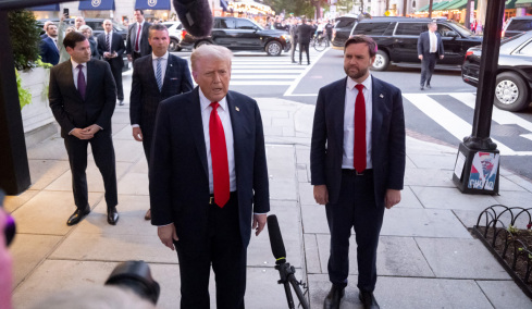 Ο Τραμπ παρήγγειλε παπούτσια για Ρούμπιο και Βανς και το πρόβλημα είναι ότι τους είναι μεγάλα