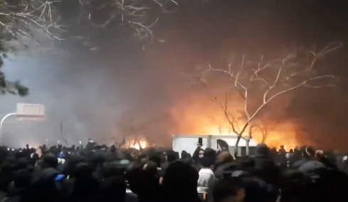 Τα σενάρια παρέμβασης των ΗΠΑ στο Ιράν θα εξετάσει ο Τραμπ με τους επιτελείς του την Τρίτη, ενώ οι νεκροί διαδηλωτές φτάνουν τους 490