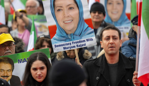 Ποια είναι η Μαριάμ Ρατζαβί που εμφανίζεται ως «έτοιμη λύση» για την επόμενη μέρα του Ιράν, το κίνημά της και η οικονομική στήριξη