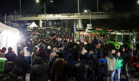 Μικρή μειοψηφία αυτοί που τίναξαν στον αέρα τον διάλογο, αν κλιμακώσουν θα εφαρμοστεί ο νόμος, το μήνυμα της κυβέρνησης στους αγροτοσυνδικαλιστές