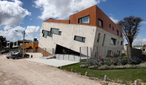 Το σπίτι «που καταπίνει η γη» μετατράπηκε σε πολυτελές ξενοδοχείο