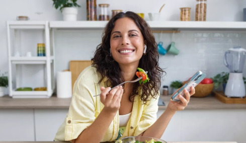«Πραγματικό φαγητό» συστήνουν οι νέες διατροφικές οδηγίες – Τι άλλο αλλάζει