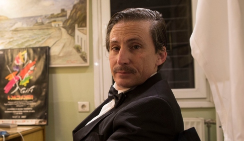 Στη Μεγάλη Χίμαιρα παίζει και ο εγγονός του Καραγάτση - Ποιος είναι και ποιον χαρακτήρα υποδύεται