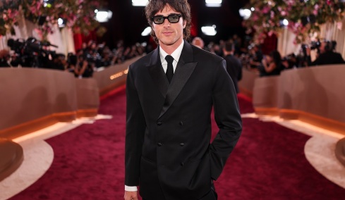 Τζέικομπ Ελόρντι: Το τρυφερό φιλί στους -επίσης ψηλούς- γονείς του στις Χρυσές Σφαίρες (βίντεο)