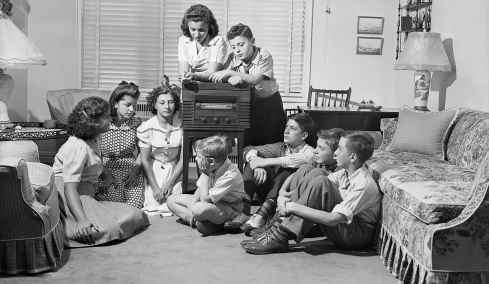 Ενώ κάποιοι αναρωτιούνται αν τα μεγάλα σπίτια φέρνουν την ευτυχία, άλλοι αγωνιούν να καλύψουν το κόστος μιας στέγης