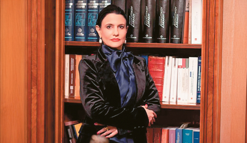 Ποια είναι η δικηγόρος Μαρία Γρατσία, το δεξί χέρι της Καρυστιανού