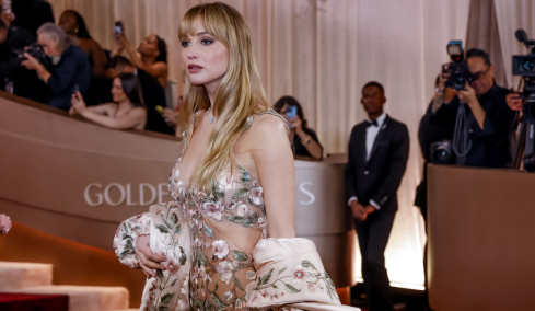 Τζένιφερ Λόρενς στις Χρυσές Σφαίρες: Με σι θρου φόρεμα έκλεψε την παράσταση στο κόκκινο χαλί