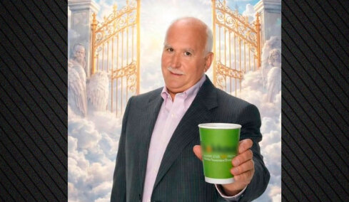 Σάλος με διαφήμιση μαγαζιού στη Μεσσήνη που δείχνει τον Γιώργο Παπαδάκη να πίνει τον καφέ του από τον Παράδεισο
