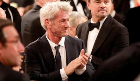 Το καυστικό σχόλιο της Νίκι Γκλέιζερ για την ηλικία του Σον Πεν και η αντίδραση του ηθοποιού 
