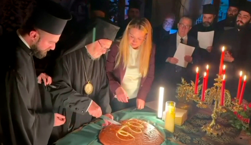 Τα μαχαίρια «πρόδωσαν» τον Πατριάρχη Βαρθολομαίο στην κοπή της πίτας των ομογενών της Κωνσταντινούπολης: Κακός οιωνός, σχολίασε