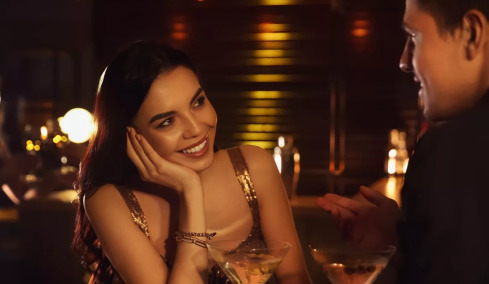 Τι δείχνει o τρόπος που φλερτάρουμε για την προσωπικότητά μας, σύμφωνα με την επιστήμη
