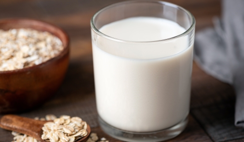 Γιατί το γάλα βρώμης δεν είναι όσο αθώο πιστεύαμε
