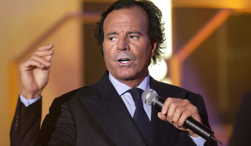 «Σου αρέσουν οι γυναίκες, έχεις κάνει επέμβαση στο στήθος;»: Δύο πρώην εργαζόμενες του Χούλιο Ιγκλέσιας τον κατηγορούν για σεξουαλική παρενόχληση