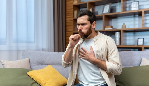 Αναπνευστικές λοιμώξεις: Τι αποκαλύπτει το χρώμα των φλεμάτων, πότε χρειάζεται αντιβίωση