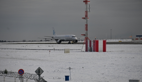 Κλειστά τα αεροδρόμια σε Βιέννη και Μπρατισλάβα λόγω κακοκαιρίας, «πολύ περιορισμένη λειτουργία» στο αεροδρόμιο της Πράγας
