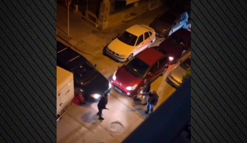 Ελληνάρας έκλεισε το δρόμο για να πάρει σουβλάκια: Τελικά χόρτασε... μπινελίκια