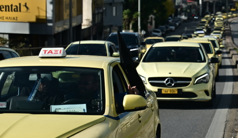 Συγκέντρωση και πορεία διαμαρτυρίας των ταξί προς το υπουργείο Μεταφορών
