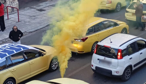 Απεργία ταξί: Με καπνογόνα και κόρνες οδεύουν προς το υπουργείο Μεταφορών