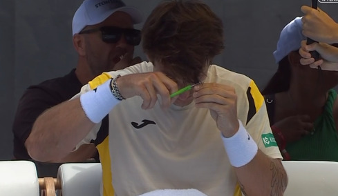 Βίντεο: Τενίστας έκοψε τα μαλλιά του εν ώρα αγώνα και έγινε viral 