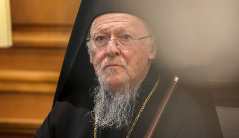 Τι κρύβεται πίσω από την επίθεση των Ρώσων στον Πατριάρχη Βαρθολομαίο: Η ιστορία ενός «ιερού πολέμου»