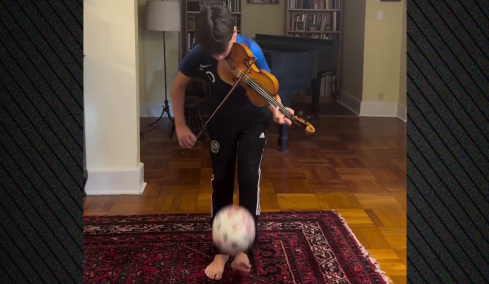 Παιδί θαύμα παίζει τη «Μασσαλιώτιδα» με το βιολί του κάνοντας παράλληλα... μαγικά με μία μπάλα ποδοσφαίρου, βίντεο 