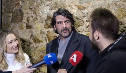 Ενοχλημένος ο Αντώνης Καρυστινός με ερώτηση για τη σύζυγο και το παιδί του: Θα το τερματίσεις, ε; Κανόνισε τώρα