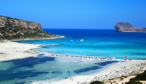 Τρεις περιοχές της Ελλάδας στους κορυφαίους προορισμούς της Ευρώπης για το 2025, το «άγνωστο» νησί που τρεντάρει για το 2026