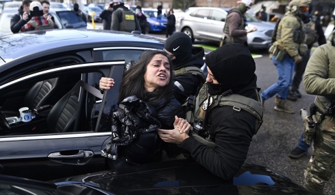 Γυναίκα που η αστυνομία της Μετανάστευσης (ICE) σέρνει έξω από το αυτοκίνητό της αναδεικνύεται σε σύμβολο της έκρηξης βίας (βίντεο)