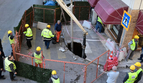 Καθίζηση σε δρόμο στο κέντρο της Αθήνας, δείτε βίντεο και φωτογραφίες