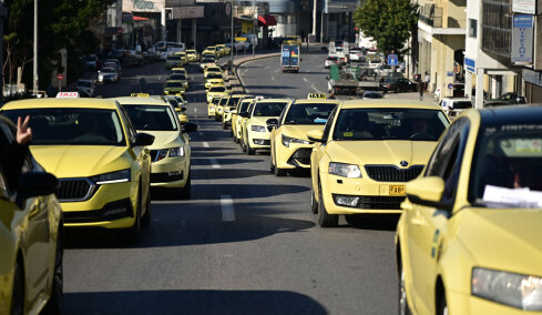 Ταξί: Μηχανοκίνητη πορεία προς το υπουργείο Μεταφορών - Στο κόκκινο το κέντρο της Αθήνας, δείτε πού έχει κίνηση