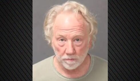 Στη δημοσιότητα η πρώτη φωτογραφία του Τίμοθι Μπάσφιλντ από τις Αρχές, ο ηθοποιός παραδόθηκε μετά τις κατηγορίες σεξουαλικής κακοποίησης ανηλίκων