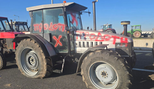 «Προδότες»: Βανδάλισαν τρακτέρ αγροτών που πήγαν στη συνάντηση με τον Μητσοτάκη στο μπλόκο της Νίκαιας, δείτε εικόνες