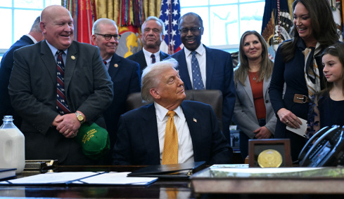 Ιράν: Ενημερωθήκαμε ότι σταμάτησαν οι φόνοι και δεν προγραμματίζονται εκτελέσεις, λέει ο Τραμπ, ενώ Αμερικανοί και Βρετανοί εκκενώνουν βάσεις