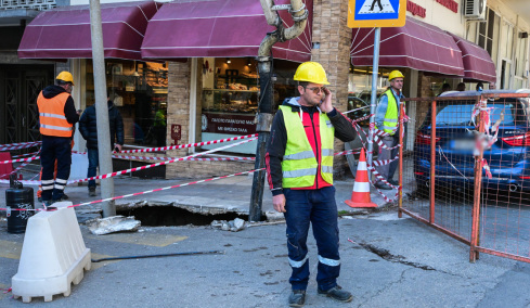 Καθίζηση σε δρόμο στο κέντρο της Αθήνας, δείτε βίντεο και φωτογραφίες