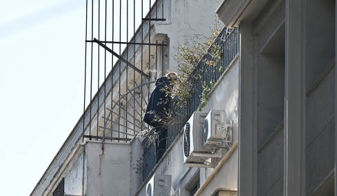 Άνδρας απειλεί να πέσει από την ταράτσα στο κτίριο της πολεοδομίας στην Ομόνοια, δείτε βίντεο και φωτογραφίες