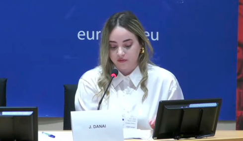 Συγκλόνισε στο Ευρωκοινοβούλιο η 20χρονη που ο πατέρας της δολοφόνησε με 17 μαχαιριές τη μάνα της στο Μενίδι: Είμαι εδώ για όσα παιδιά έμεναν πίσω