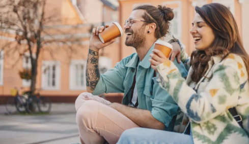 Παίρνετε καφέ απ’ έξω; Μαζί του πίνετε και χιλιάδες μικροπλαστικά – Το ποτήρι κάνει τη διαφορά
