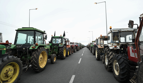 Παραμένουν οι αγρότες στο μπλόκο του Ε65, με ανοιχτό τον δρόμο
