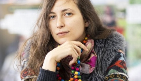 Η Ρωσίδα που φυλακίστηκε γιατί αντικατέστησε τα καρτελάκια τιμών σε σουπερμάρκετ με αντιπολεμικά μηνύματα