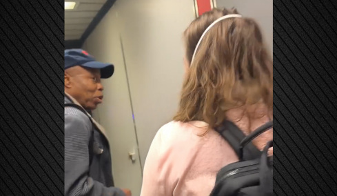 «Άντε γα@@@σου»: Ο πρώην δήμαρχος της Νέας Υόρκης έβρισε γυναίκα που τον ενοχλούσε στο αεροδρόμιο, δείτε βίντεο