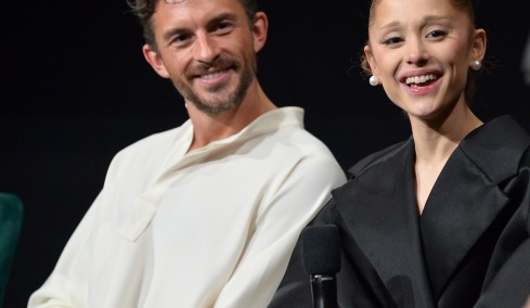 Ariana Grande και Jonathan Bailey: Η επόμενη μεγάλη τους «σκηνική» συνάντηση μετά το Wicked
